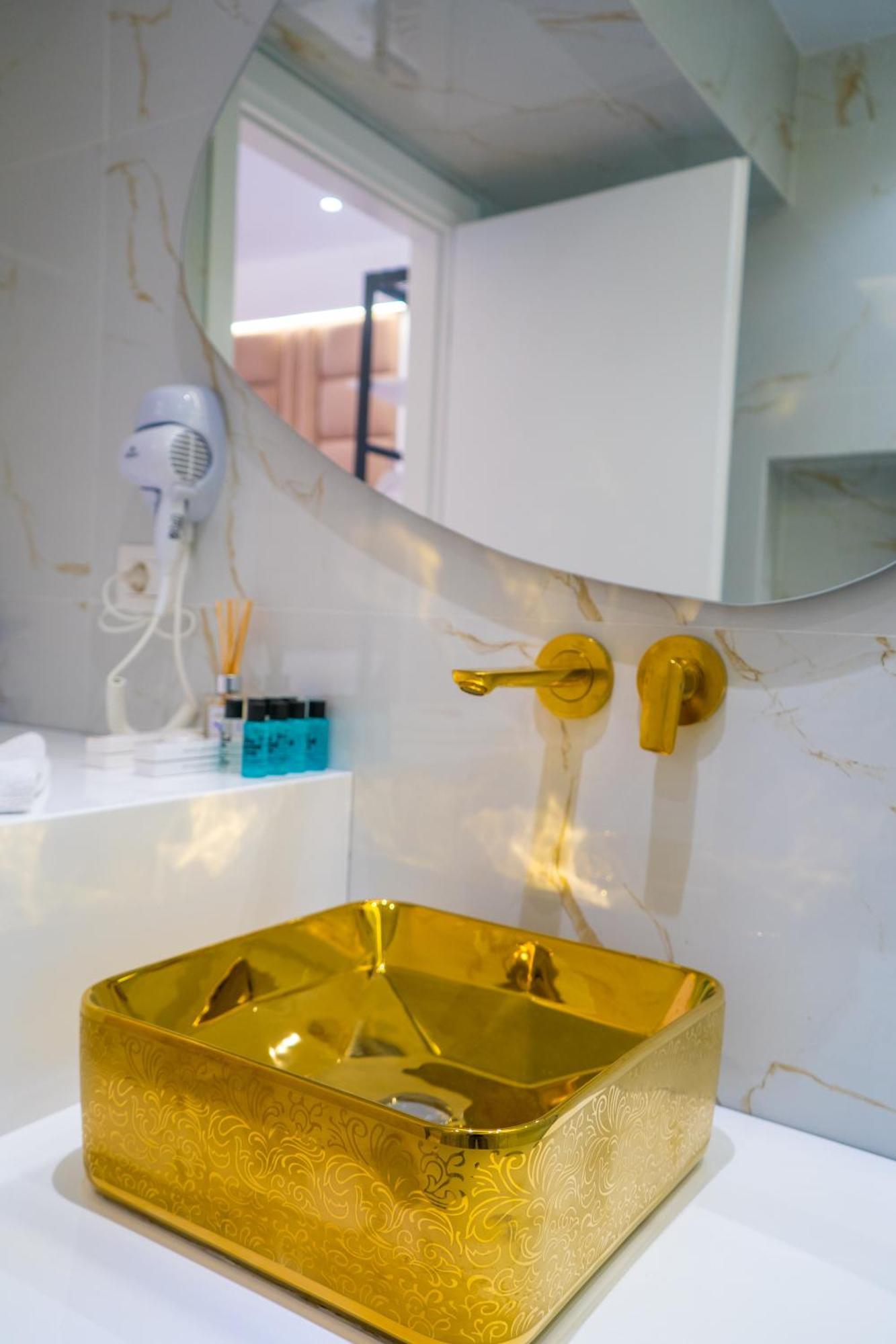 Adam & Eve Suites Sarandë Exteriör bild