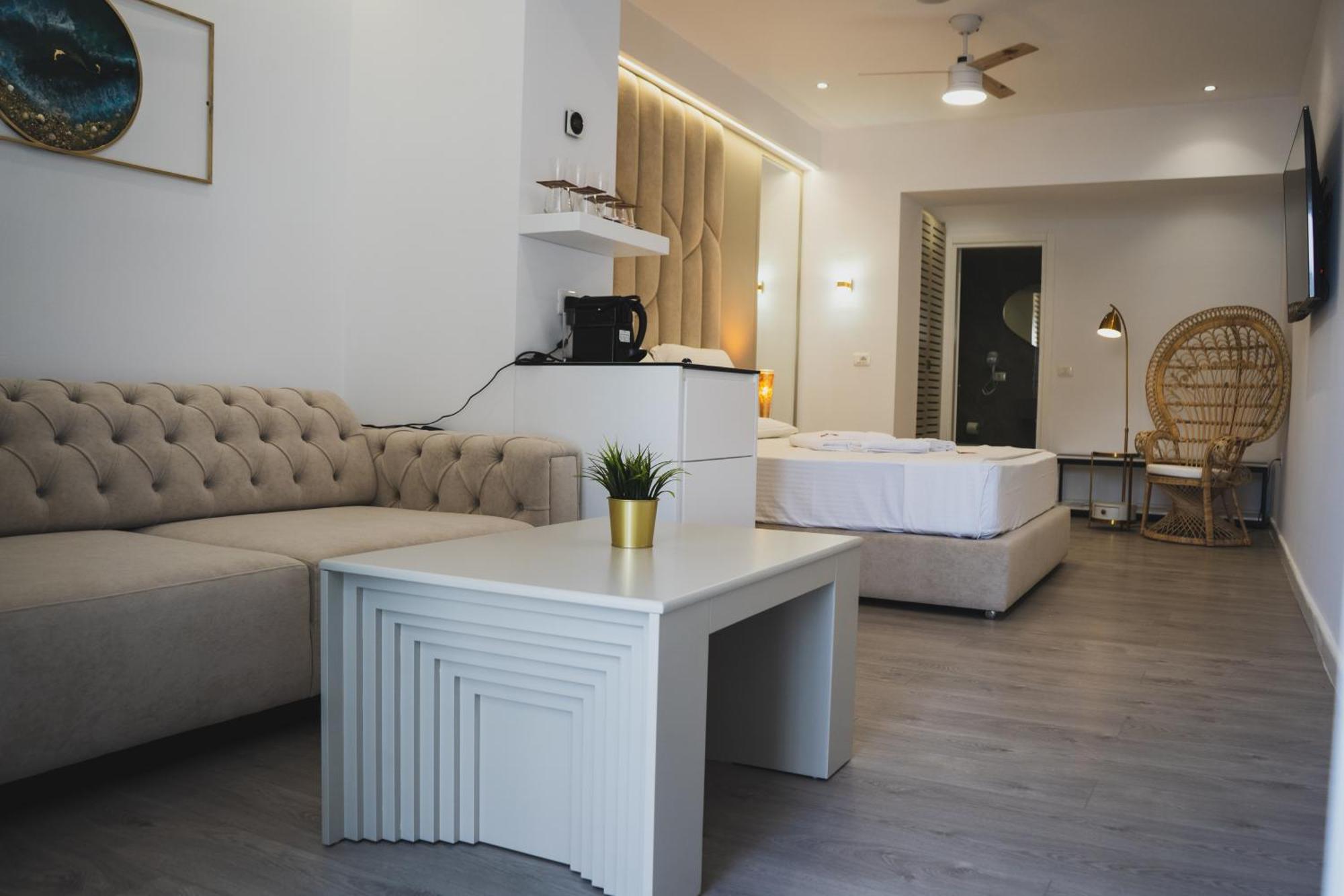 Adam & Eve Suites Sarandë Exteriör bild