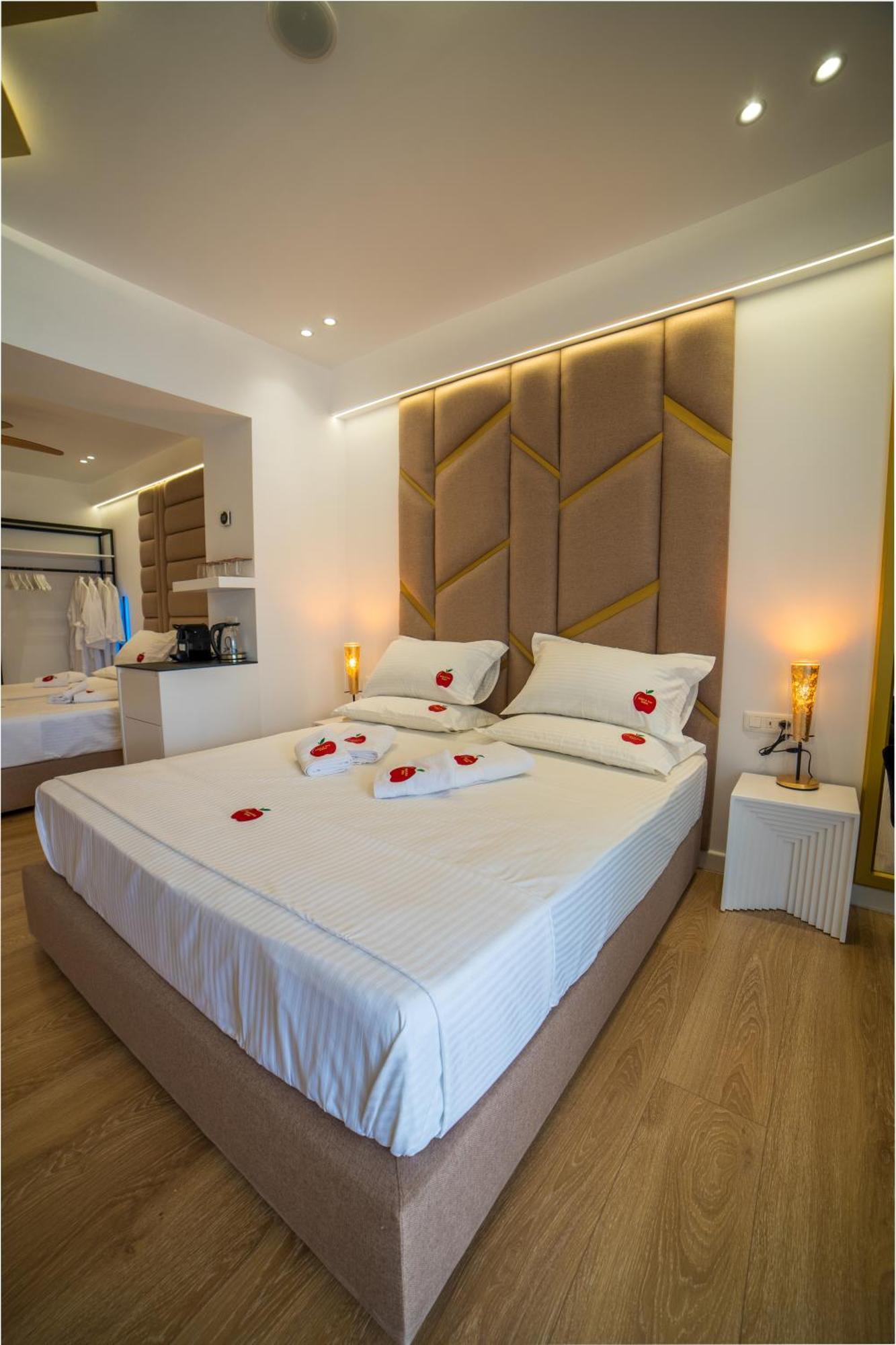 Adam & Eve Suites Sarandë Exteriör bild